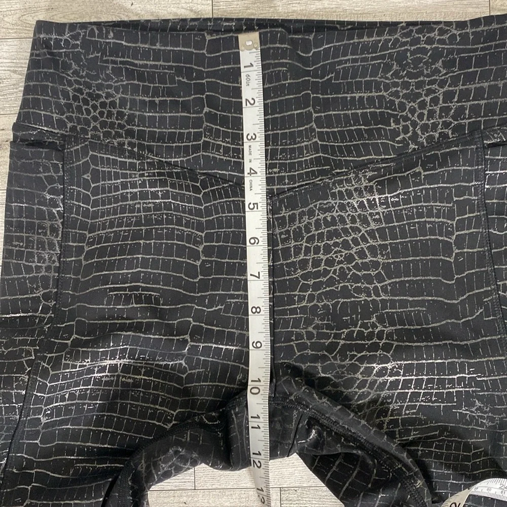 Pink Active Victoria's Secret Black Crocodile‎ Print Leggings Size Large